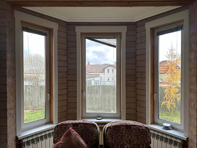 Правильная установка окна с обсадой в эркере дома из проф бруса